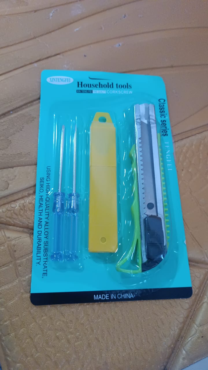 Heavy Duty Working Cutter Knife with replacement blade, 2 Screwdriver Hand Tool (4 Pc Set) Heavy Duty Working Cutter Knife with replacement blade, 2 Screwdriver Hand Tool (4 Pc Set)